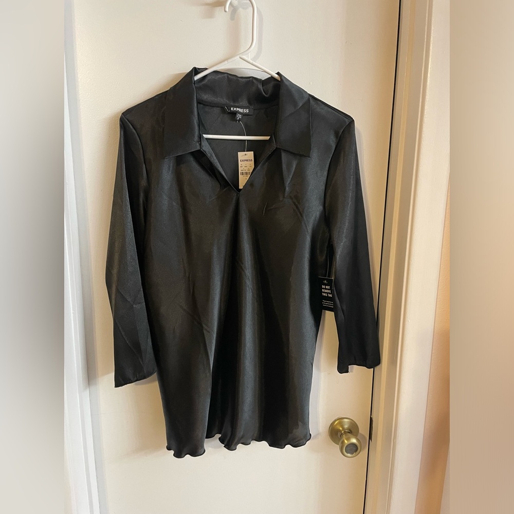Express 3/4 sleeve satin look v-neck women’s top size small nwt